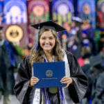 Siswa menerima ijazah di Middle Tennessee State University (AS). Foto: MTSU