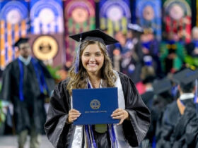 Siswa menerima ijazah di Middle Tennessee State University (AS). Foto: MTSU