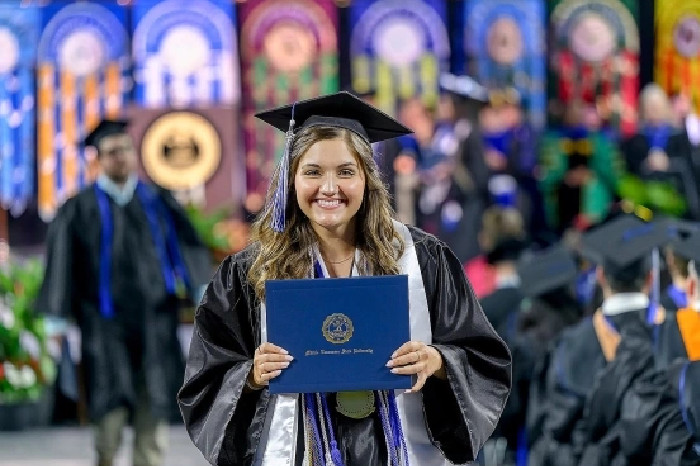 Siswa menerima ijazah di Middle Tennessee State University (AS). Foto: MTSU